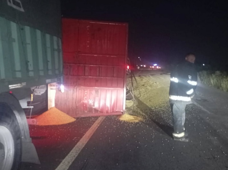 Vuelco de camión en la Autopista 19 a la altura de La Francia